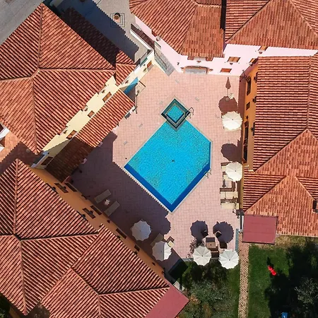 With Shared Pool Апартаменты *
